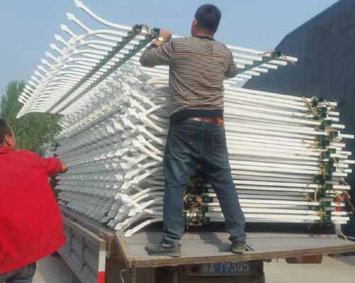 裝車中的鋅鋼護(hù)欄 裝車中的鋅鋼護(hù)欄