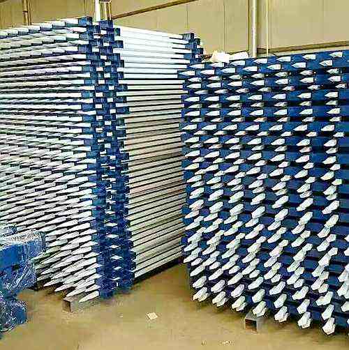 現(xiàn)貨鋅鋼護欄 現(xiàn)貨鋅鋼護欄